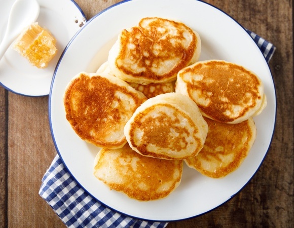 Пышные оладушки на кефире поднимаются, как облака — делюсь точными пропорциями