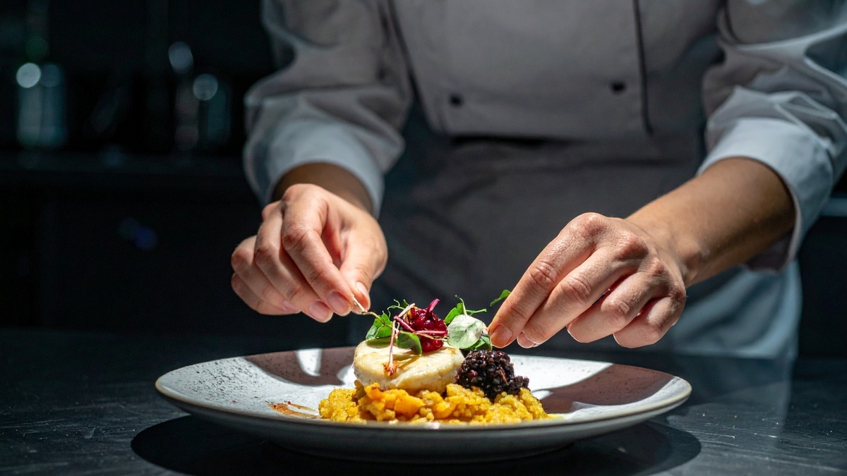 Не каждый имеет право: эксперт раскрыл, кто на самом деле готовит "блюдо от шефа" в ресторанах