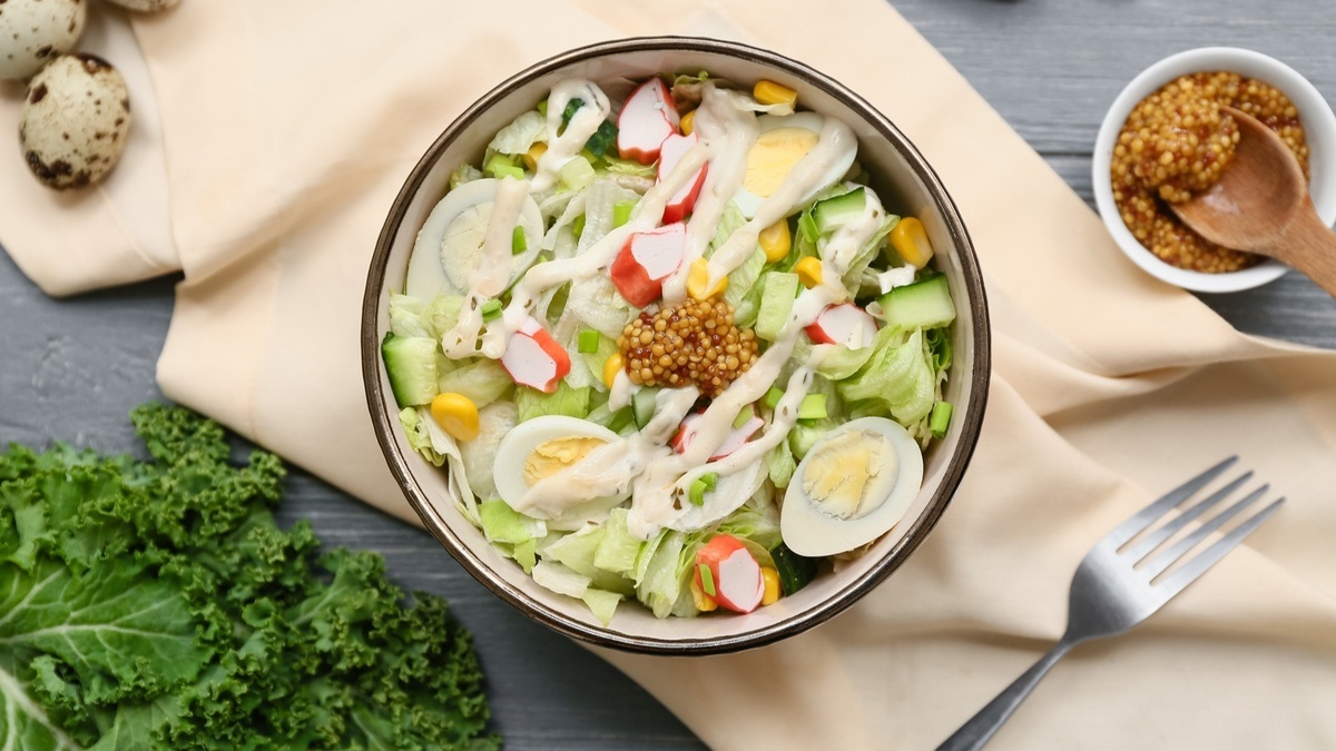 Не выбираю между крабовым и "Цезарем" — нашла салат, который объединяет оба: вкусно так, что готовим килограммами