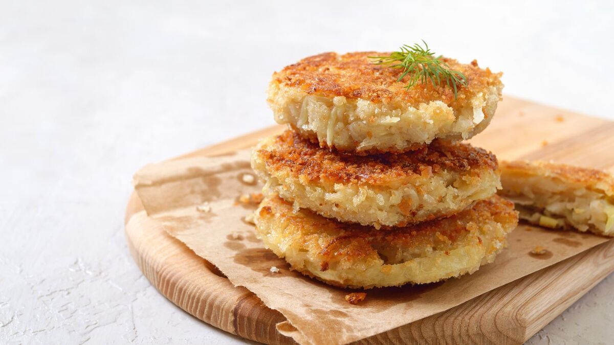 Захотела пирожков с капустой, но было неохота возиться — смешала тесто с начинкой и сделала вкуснятину за полчаса