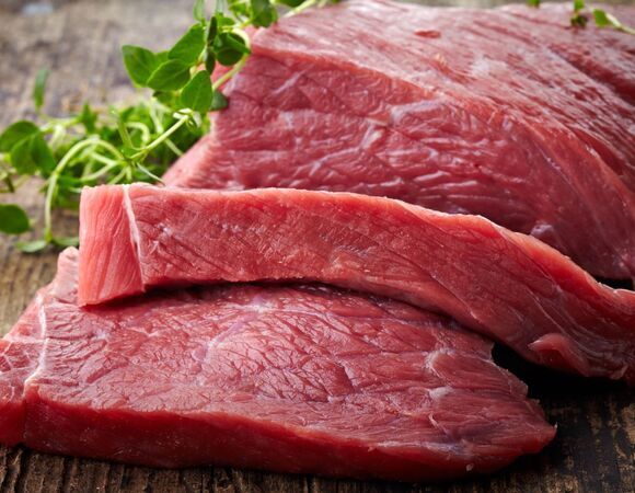 Стейк — это не всегда вкусно, есть риск отравлений: вот правила пищевой безопасности при работе с сырым мясом