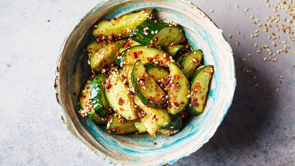 Всего 20 минут делов и готов мировой закусон: сделала битые огурцы по-китайски, гости ахнули 