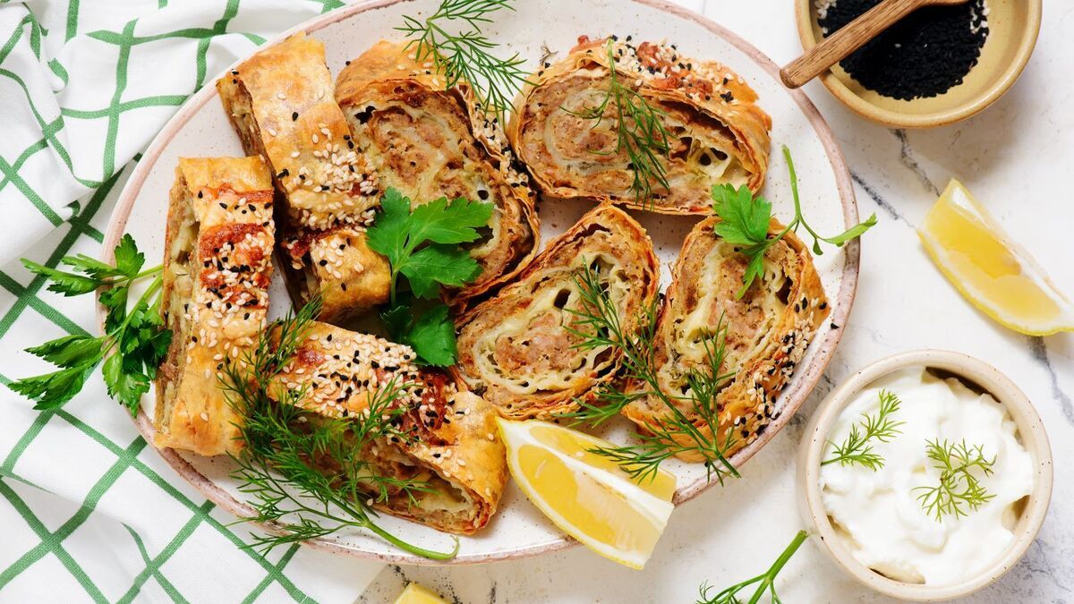 Взяла тонкий лаваш и немного фарша — и соорудила бомбически вкусный обед для всей семьи: теперь доставку еды не заказываю