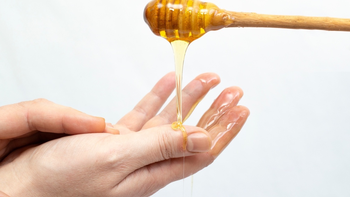 Масла и мед не спасут: косметолог назвала лучшие и худшие народные средства для кожи рук 