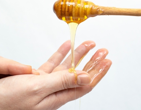 Масла и мед не спасут: косметолог назвала лучшие и худшие народные средства для кожи рук 