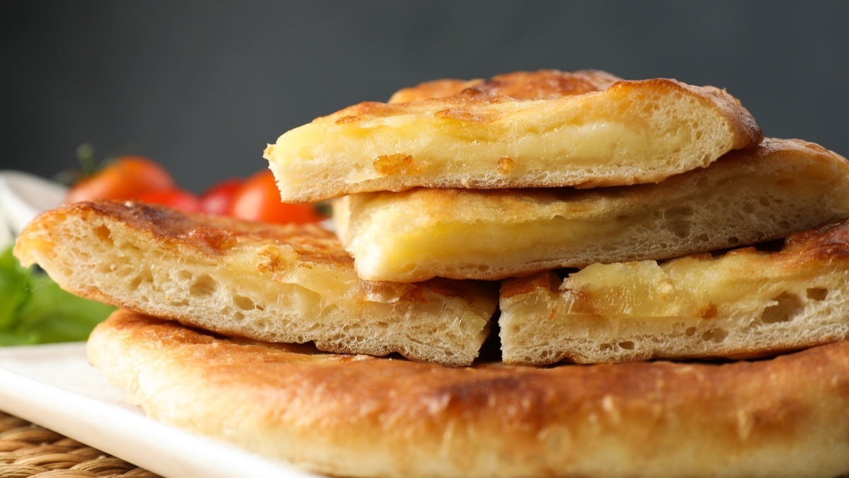 Ленивый хачапури на сковороде: смешала, обжарила — и через 10 минут уже на столе