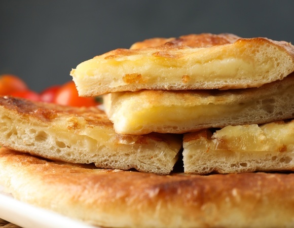 Ленивый хачапури на сковороде: смешала, обжарила — и через 10 минут уже на столе