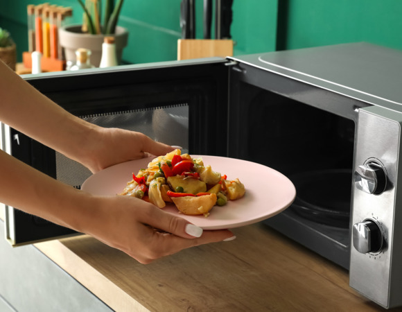 7 продуктов, которые ни за что снова не поставлю в микроволновку — и вам не советую