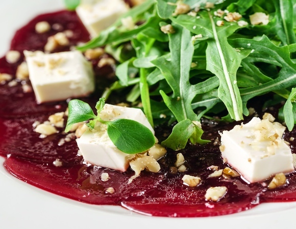 В таком виде отварную свеклу уплетают все: богатый салат собираю за 5 минут и на 300 рублей