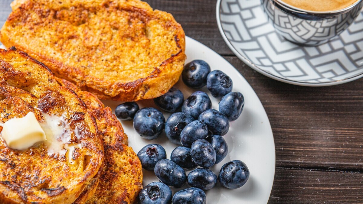 Добавляю это в яйца вместо молока — гренки получаются нежнее омлета и с хрустящей корочкой