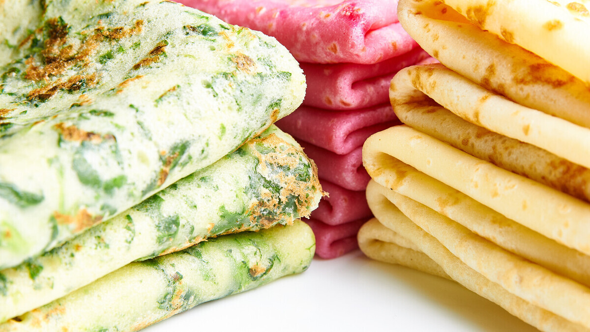 Яркие и без "химии": шеф объяснил, чем лучше подкрашивать тесто для блинов