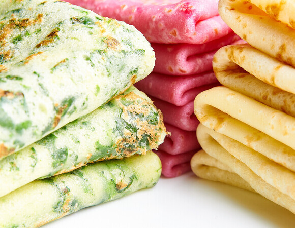 Яркие и без "химии": шеф объяснил, чем лучше подкрашивать тесто для блинов