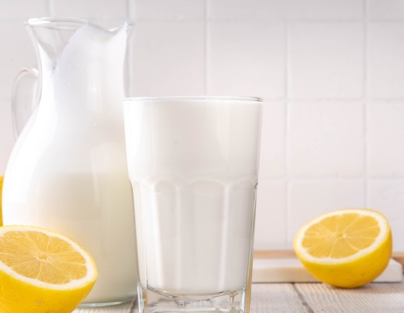 Сколько кефира можно выпить без вреда для кишечника: врачи огласили норму 