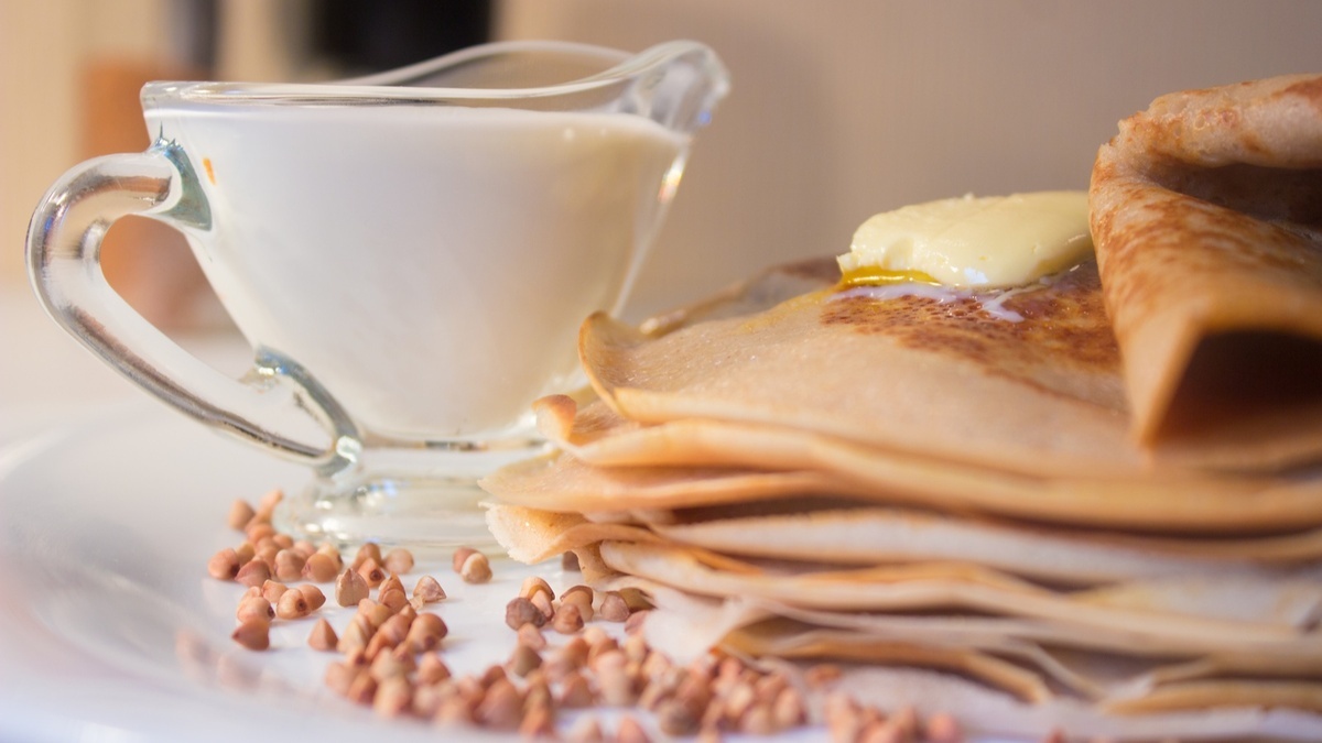 Врач объяснила, почему блины из гречневой или овсяной муки — не самые полезные: "Это все-таки праздник"