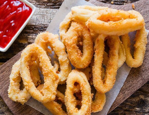 Не получалось сделать луковые кольца "как в кафе", пока не узнала про эти лайфхаки от шеф-повара: теперь попрощалась с доставкой