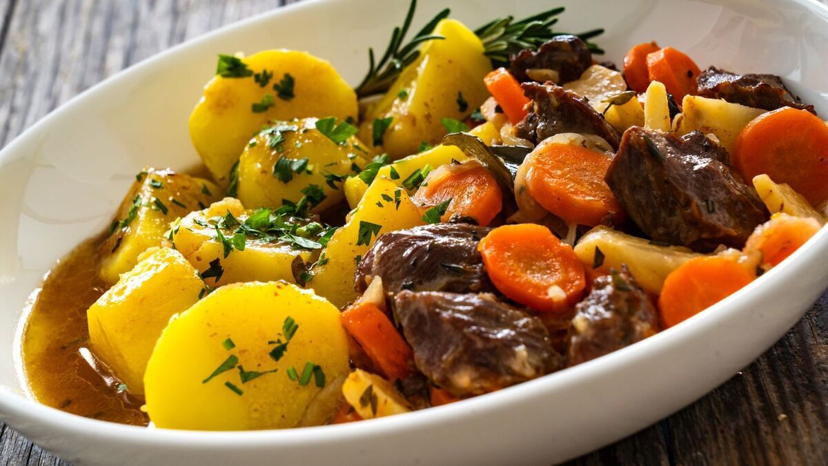 Залила мясо с овощами бульоном и убрала в духовку на 3 часа: рецепт для самых ленивых — теперь готовлю только так