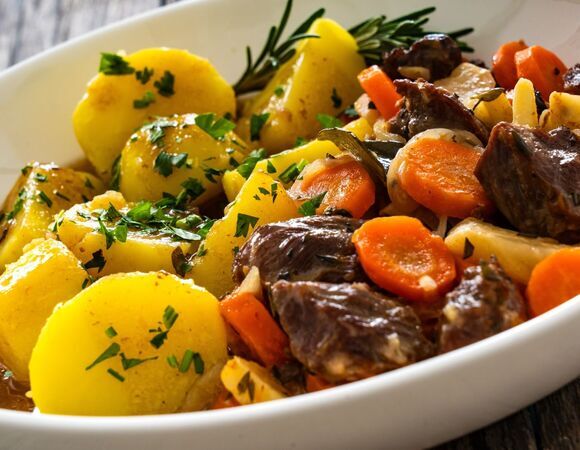 Залила мясо с овощами бульоном и убрала в духовку на 3 часа: рецепт для самых ленивых — теперь готовлю только так