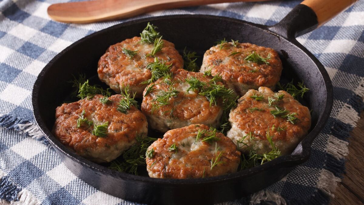 Взяла обычную белую рыбу и налепила полезных котлет на неделю вперед: рецепт из советских столовых Взяла обычную белую рыбу и налепила полезных котлет на неделю вперед: рецепт из советских столовых