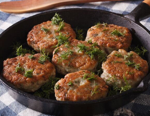 Взяла обычную белую рыбу и налепила полезных котлет на неделю вперед: рецепт из советских столовых  