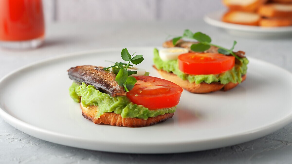 И хлеба не надо! Бутерброды со шпротами подаю так — гости говорят, что вкуснее не пробовали