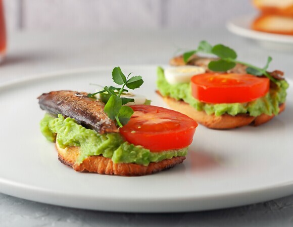 И хлеба не надо! Бутерброды со шпротами подаю так — гости говорят, что вкуснее не пробовали