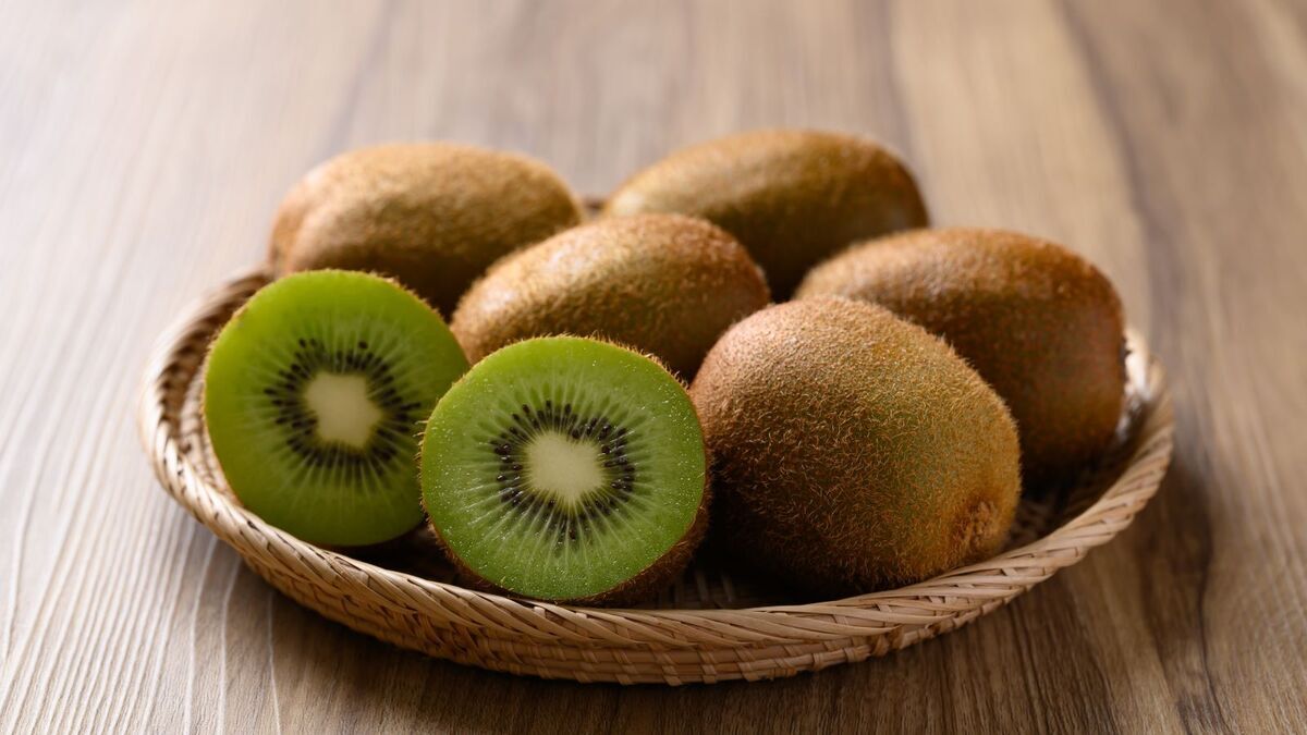 От бессонницы и скачков давления: эксперты программы "О самом главном" назвали 4 причины употреблять киви