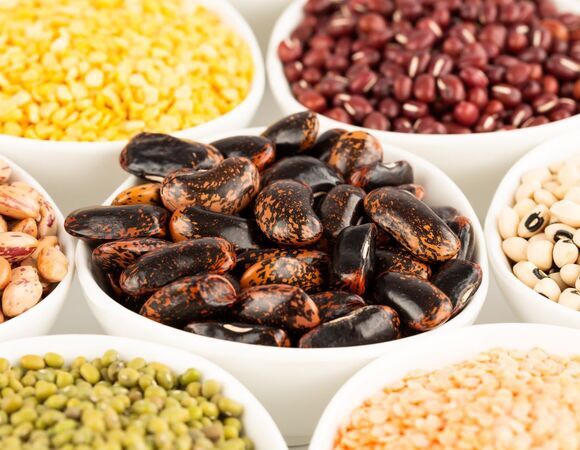 Будет только хуже: этим 5 категориям людей не стоит заменять мясо бобовыми — диетолог