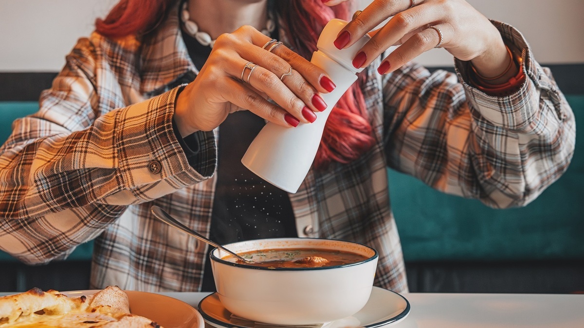 Диетолог рассказала, как пересоленная еда вредит памяти