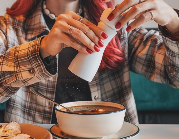 Диетолог рассказала, как пересоленная еда вредит памяти