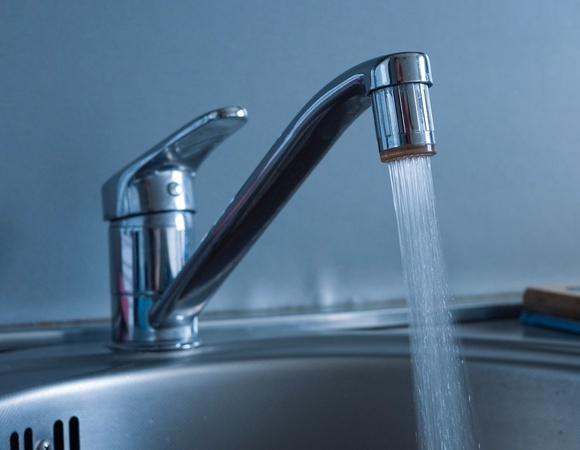 Как очистить смеситель от налета за 10 минут и без дорогой химии — эксперт дал 2 совета