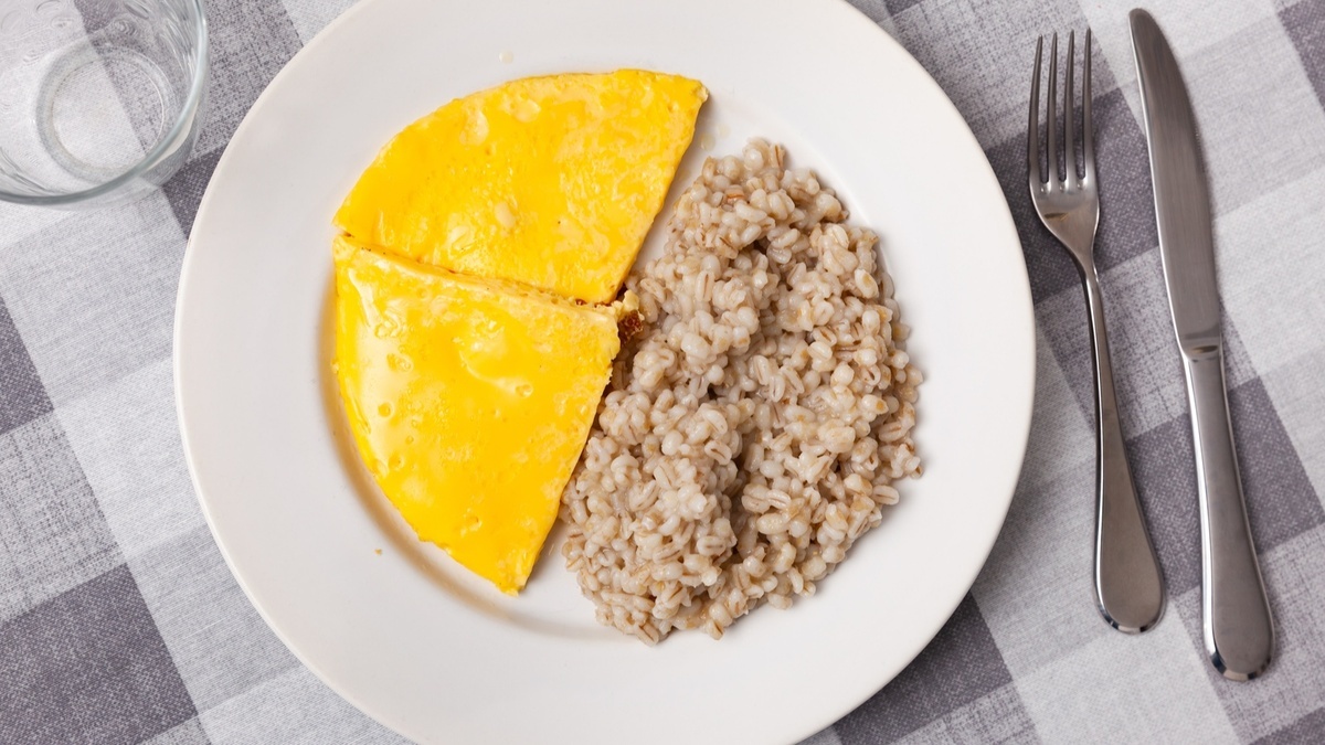 Гастроэнтеролог назвал 3 завтрака, которые поддержат ЖКТ: бутерброды можно?