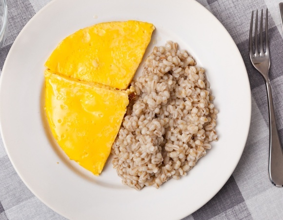 Гастроэнтеролог назвал 3 завтрака, которые поддержат ЖКТ: бутерброды можно?