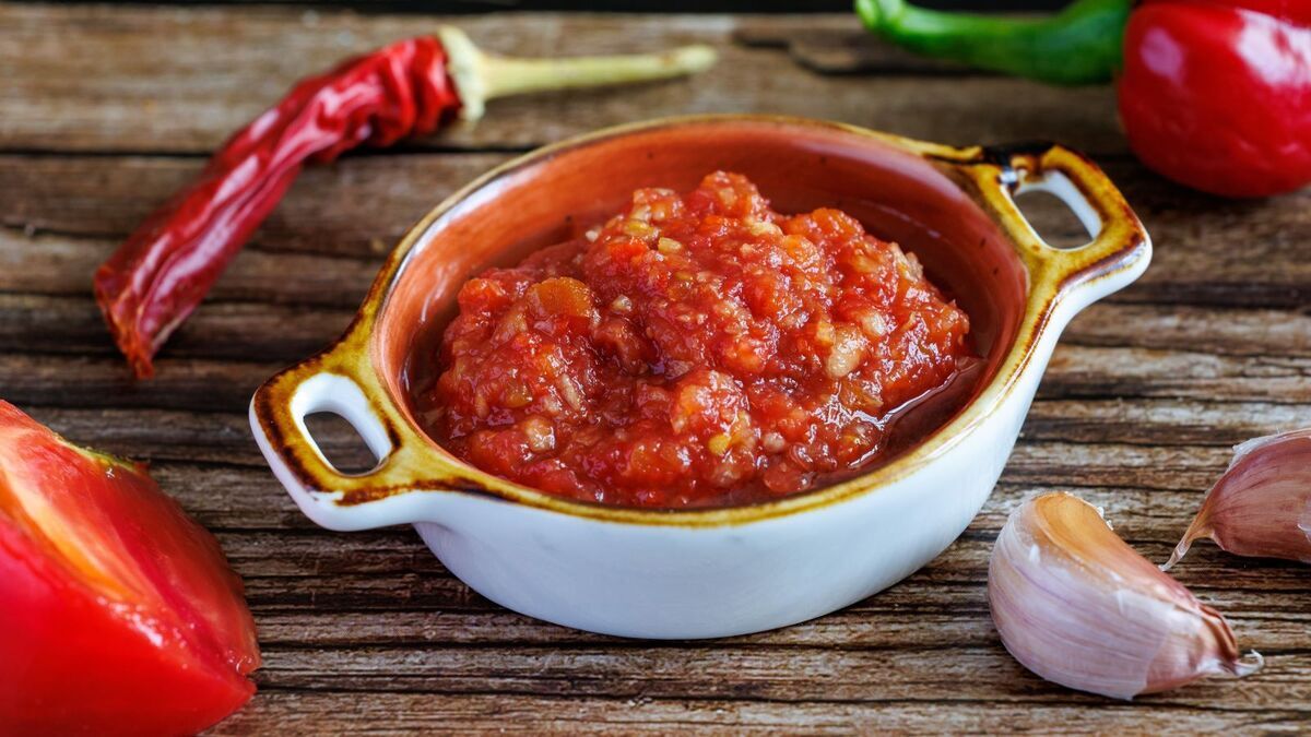 Аджика с яблоками, как в детстве: нашла и повторила рецепт точь-в-точь, как когда-то готовила бабушка