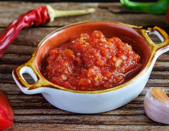 Аджика с яблоками, как в детстве: нашла и повторила рецепт точь-в-точь, как когда-то готовила бабушка