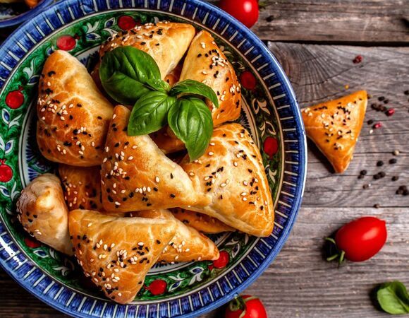 Достала из морозилки слоеное тесто и накрутила "ленивую" самсу: даже соседка пришла просить рецепт