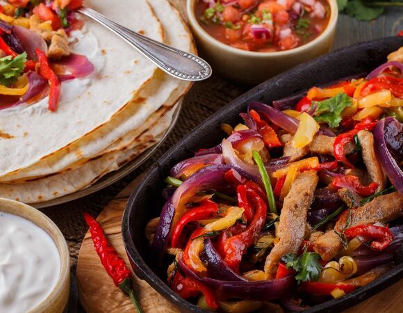 Решила удивить семью и приготовила мексиканский фахитас: не успела завернуть в мясо в лепешки — улетело в момент!