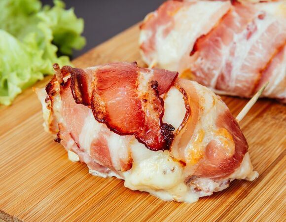 Беру шампиньоны и бекон и делаю из сухой куриной грудки сочнейшее блюдо: этот рецепт покорил всю семью