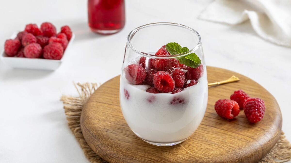 Смешала кипящее молоко с сахаром и желатином и получила волшебный десерт, который съели за минуту: проще просто некуда