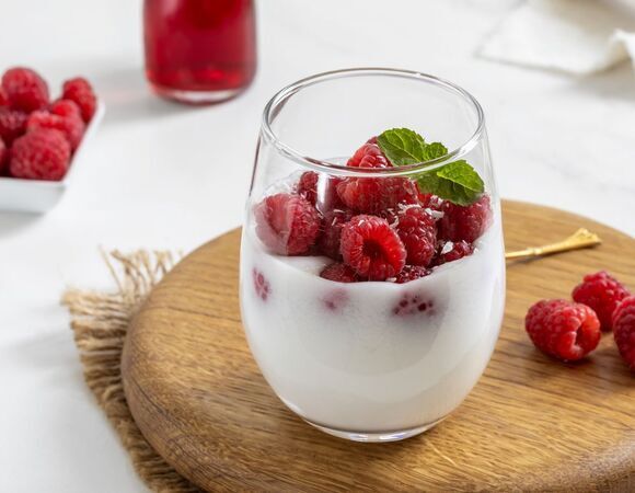 Смешала кипящее молоко с сахаром и желатином и получила волшебный десерт, который съели за минуту: проще просто некуда