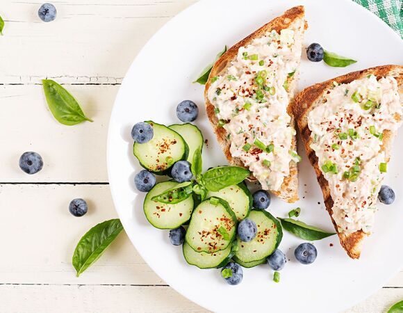 Сварила яйца, взяла батон и через 5 минут у меня готовы ароматные бутерброды: когда от голода сводит живот, а в холодильнике пусто