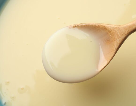 Положила сахар и довела до кипения: делаю сгущенку со вкусом детства и угощаю всех знакомых —  в разы лучше покупной!