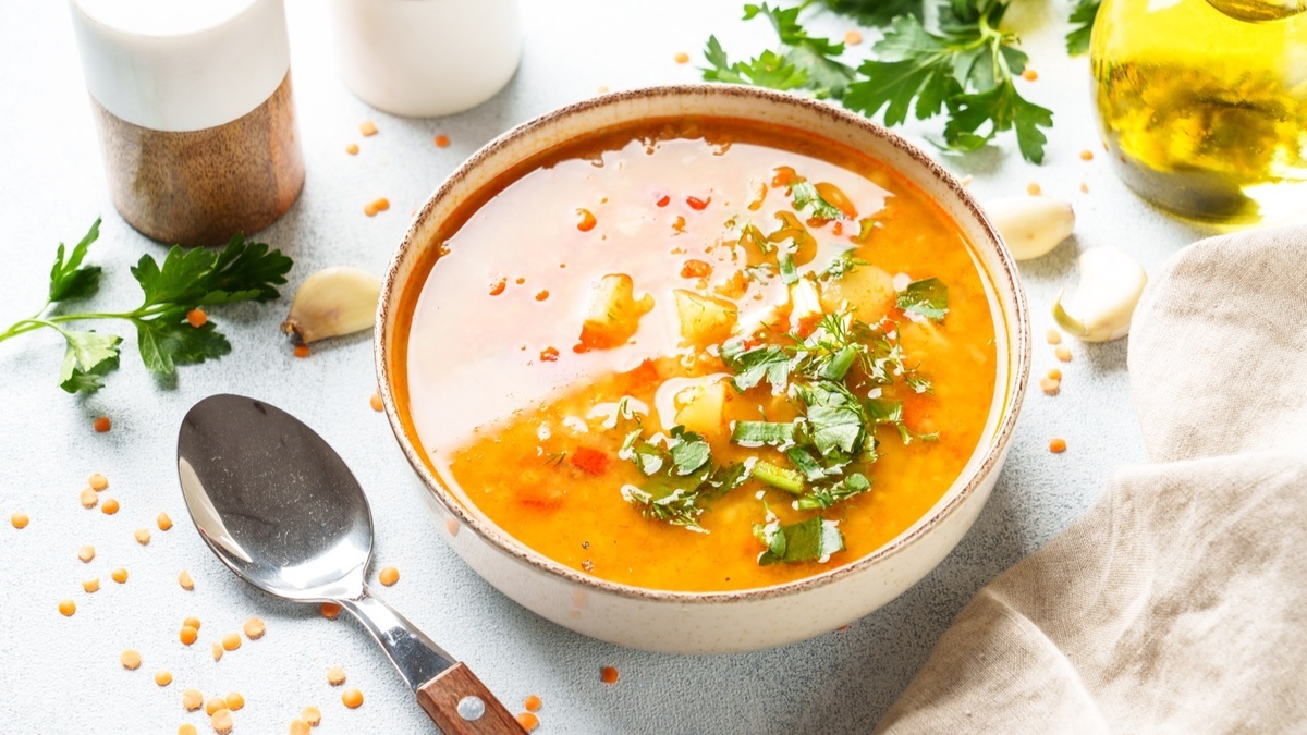 Шеф-повар раскрыл секрет насыщенного супа: одна добавка — и бульон меняется до неузнаваемости