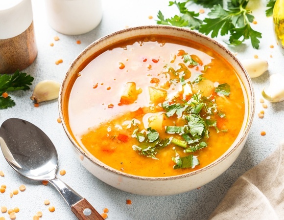 Шеф-повар раскрыл секрет насыщенного супа: одна добавка — и бульон меняется до неузнаваемости