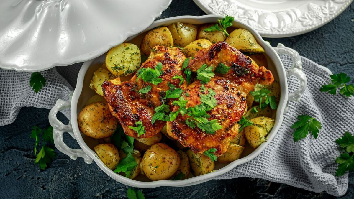 Закинула куриные бедра с овощами в духовку и готов полезный ужин: домашние едва не слопали вместе с тарелками