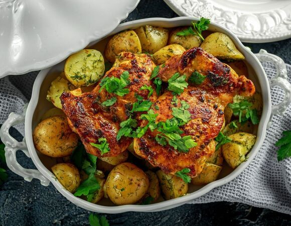 Закинула куриные бедра с овощами в духовку и готов полезный ужин: домашние едва не слопали вместе с тарелками