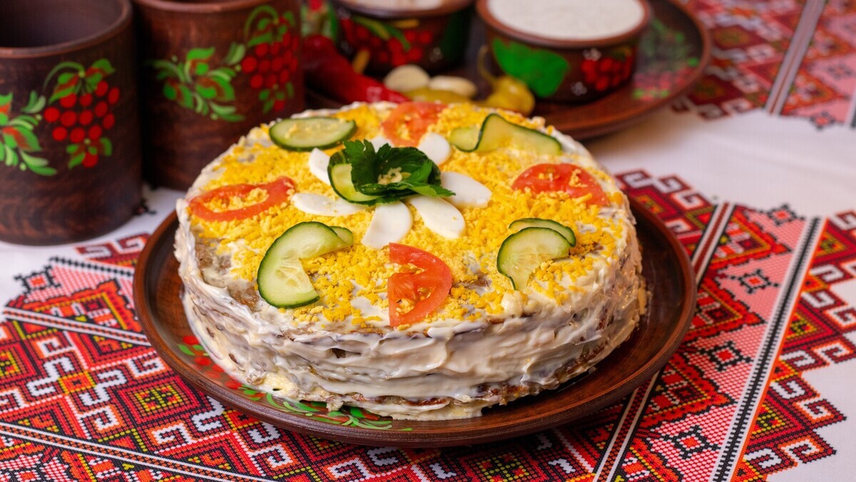 Про оливье не вспоминаю, есть же незаслуженно забытый салат "Обжорка": слоеная красота к любому столу