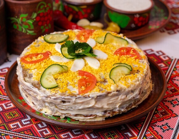 Про оливье не вспоминаю, есть же незаслуженно забытый салат "Обжорка": слоеная красота к любому столу