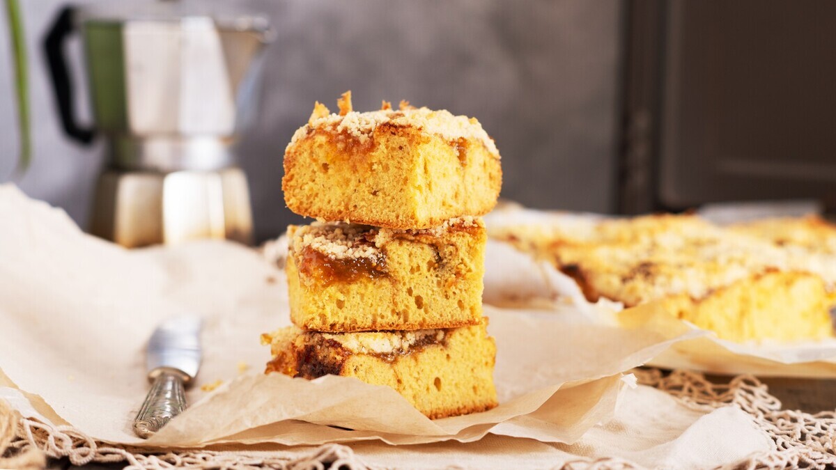 Пирог "Минутка" с вареньем готовится на глазах: смешали ингредиенты — и сразу в духовку