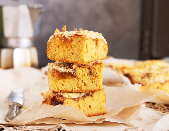 Пирог "Минутка" с вареньем готовится на глазах: смешали ингредиенты — и сразу в духовку