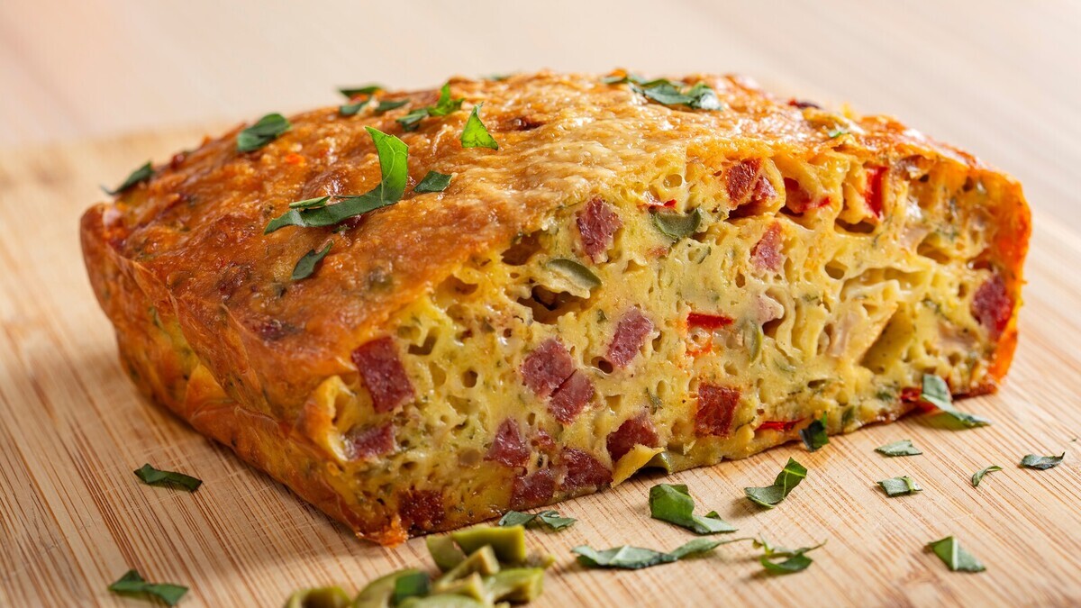 Смешала майонез с яйцами — и нежный пирог-пицца уже радует семью. Никакой возни с тестом! 